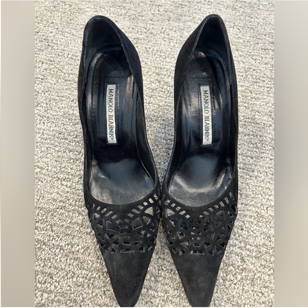 💯 Authentic Manolo’s,soft suede pumps w/perforated leather details. 3inch heel.